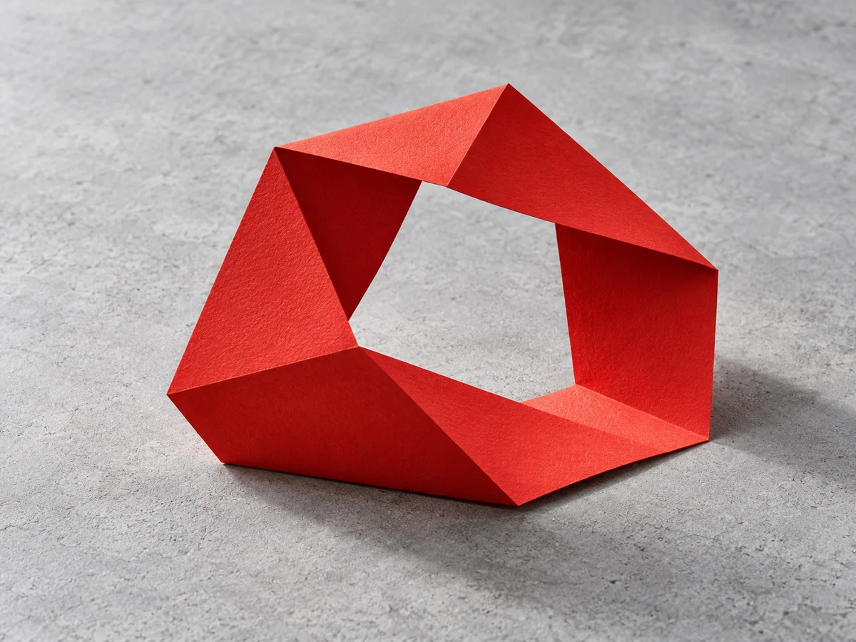 Ruban de papier rouge plié, sur une surface gris clair : image neutre utilisée pour illustrer des transformations.